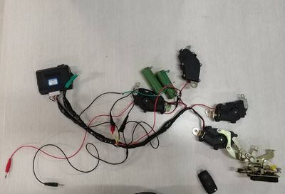 基于无线通信的车辆自动落锁器系统开发