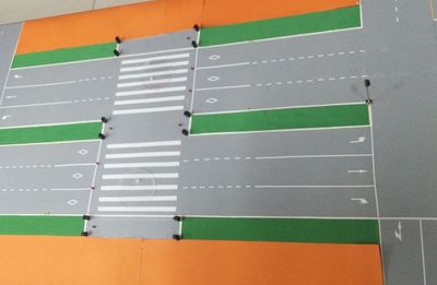 基于车流量分析与分车道管理的城市路段行人过街辅助系统