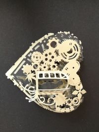 “红文化”纸雕机械心