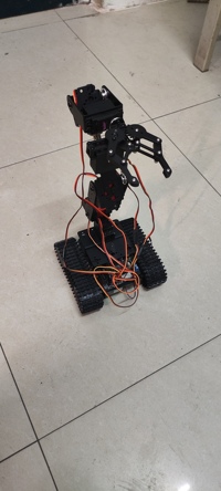 基于六自由度机械臂多功能无人作业小车