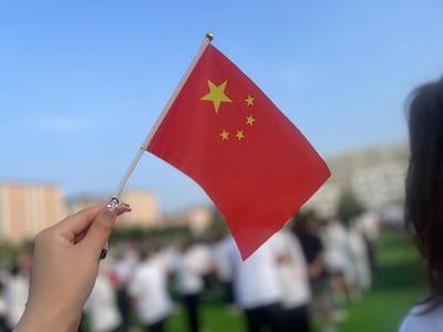 红旗迎风飘